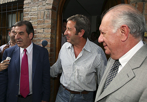 Eduardo Frei (izq.), con el vicepresidente argentino Julio Cobos y el ex presidente Lagos (dcha.), en Mendoza. | Afp Eduardo Frei (izq.), con el vicepresidente argentino Julio Cobos y el ex presidente Lagos (dcha.), en Mendoza. | Afp