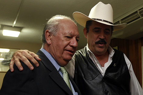 Micheletti, con el ex presidente chileno, Ricardo Lago. | Reuters