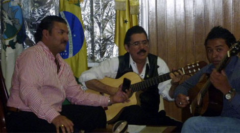 Zelaya, en el centro, toca la guitarra en la embajada brasileña la semana pasada. | AFP