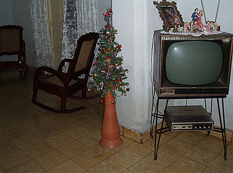 El interior de una casa cubana con decoración navideña.|IG