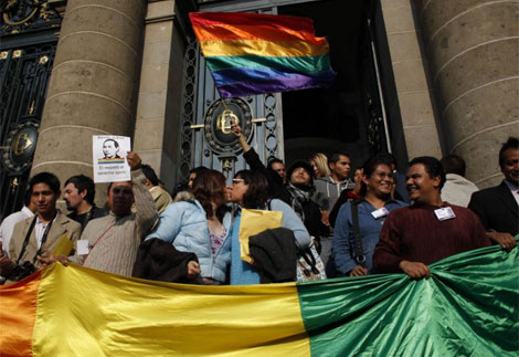 Celebración frente a la Asamblea Legislativa del Distrito Federal | AP