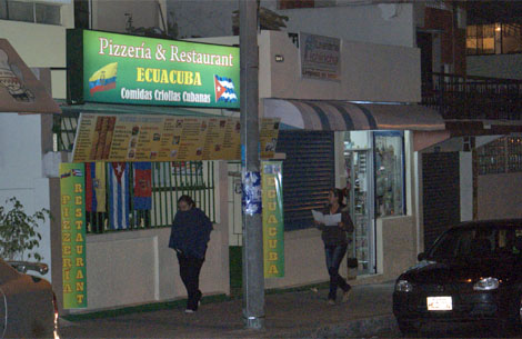 Un local comercial de Cuba en Ecuador.