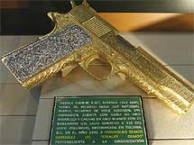 Pistola calibre 0.45 bañada en oro y con 121 brillantes incrustados. | Efe