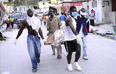 Haitianos rescatan a su gente por sus propios medios. | Efe