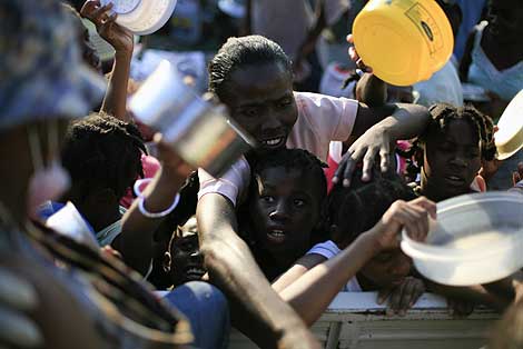 Algunos haitianos víctimas del terremoto acuden a la distribución de comida. | Reuters Algunos haitianos víctimas del terremoto acuden a la distribución de comida. | Reuters