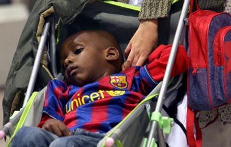 Un niño adoptado tras llegar a Barcelona. | Efe