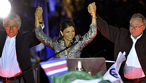 Laura Chinchilla, entre sus colegas de partido Alfio Piva y Luis Liberman. Efe Laura Chinchilla, entre sus colegas de partido Alfio Piva y Luis Liberman. Efe