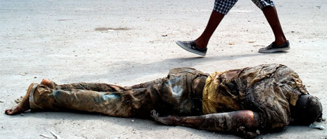 El cadáver de un hombre yace en una calle de Puerto Príncipe. |  Fernando Quintela