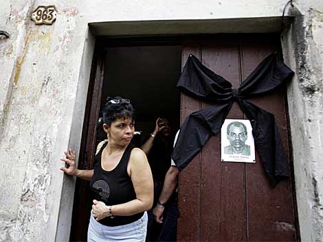 La imagen de Zapata cuelga de una puerta de La Habana | AP