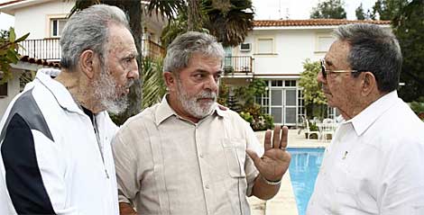 Fidel Castro, Lula da Silva y Raúl Castro en una mansión de La Habana. | Reuters