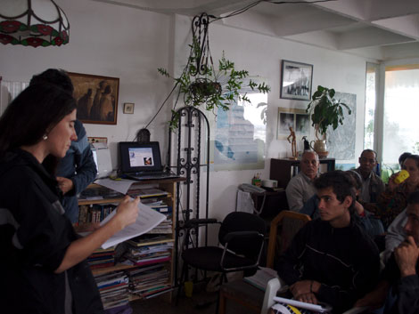 Yoani Sánchez impartiendo un curso de blogs. | Romina Ruiz.