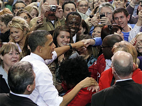 El presidente Barack Obama saluda a una multitud. | Reuters