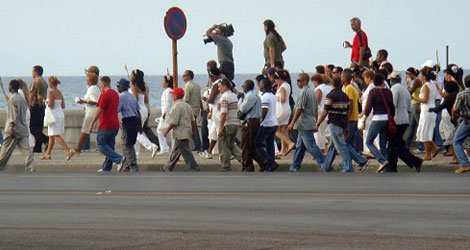 Marcha de las Damas de Blanco frente al Malecón de La Habana. | I. García