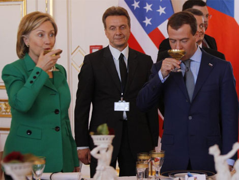 Clinton brinda con el presidente ruso, Dimitri Medvedev, el jueves en Praga. | Reuters
