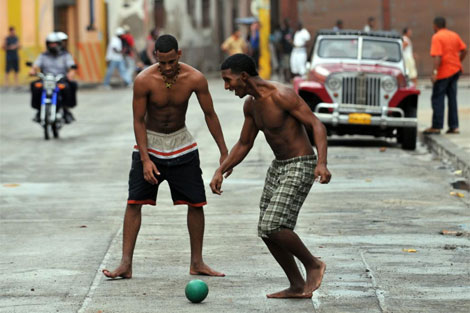 Dos cubanos juegan fútbol. | Efe