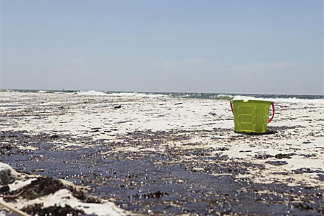 Manchas de alquitrán en las playas de Pensacola. | Reuters