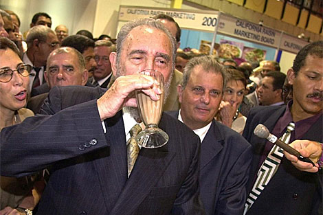 El ex presidente Fidel Castro prueba un batido en una feria comercial estadounidense en La Habana. | Archivo