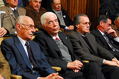 El ex dictador Jorge Videla (i), Luciano Menendez y los defensores  Gustavo Alsina y Pino Cano. |