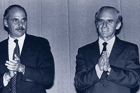 Ignacio Ellacuría (dcha.) y Alfredo Cristiani, cuando éste era  presidente. / REUTERS