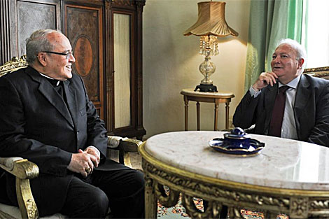 El cardenal Ortega (izq.) en el encuentro con el ministro Moratinos. | AFP