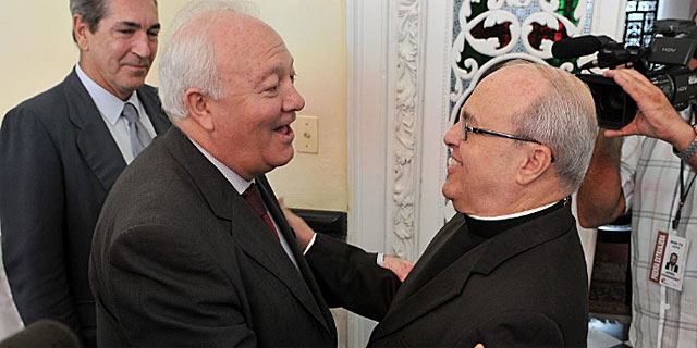 El ministro español de Exteriores (i) y el cardenal cubano Jaime   Ortega, principal mediador con La Habana. | Efe