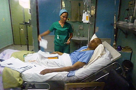 Guillermo Fariñas es atendido en un hospital. | AFP