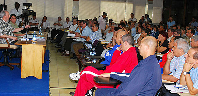 Fidel Castro habla ante 115 embajadores reunidos en La Habana. | Reuters