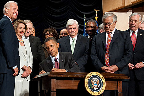 El presidente Obama firma la ley de la reforma financiera. | AFP