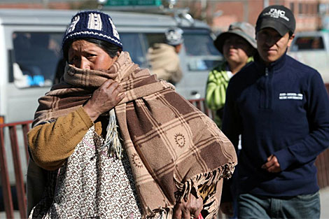Una boliviana se tapa por las bajas temperaturas. | Efe Una boliviana se tapa por las bajas temperaturas. | Efe