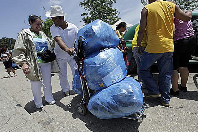 Una cubanoamericana llega a La Habana con varios bultos de equipaje. | Reuters