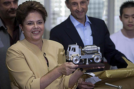 Dilma Rousseff recibe un regalo durante una visita a São Paulo. | AP