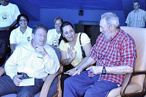 Castro con el autor de la entrevista (izq.) en una visita al acuario de La Habana. | Efe