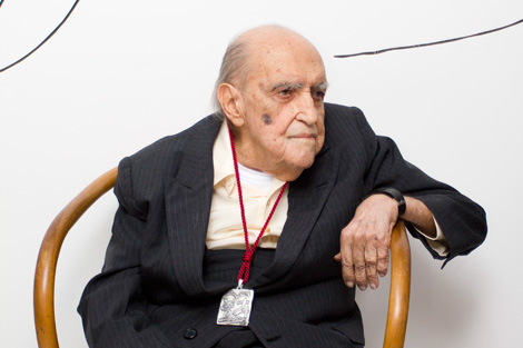 Oscar Niemeyer, con la Medalla de las Artes y las Letras de España. | Rocío Badiola
