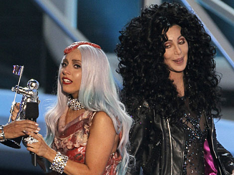 Lady Gaga acepta un premio ante Cher, vestida de carne. | Reuters