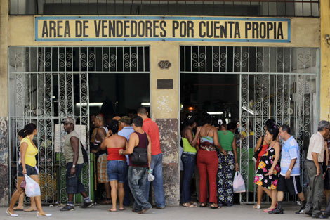 Cubanos acuden al Área de vendedores por cuenta propia. | Reuters