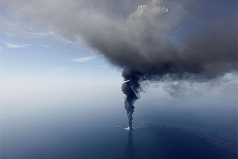 Imagen tomada el pasado 21 de abril, un día después de la explosión de la plataforma de BP. | AP