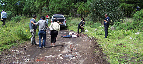 Los forenses revisan los cuerpos del alcalde de Tancítaro y su colaborador. | Efe