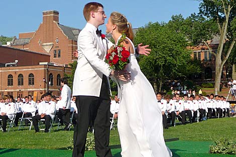 Tyler Clementi abraza a una compañera durante su fiesta de graduación de secundario. | AP