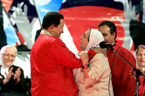 Hebe de Bonafini se abraza con el presidente Chávez. | ELMUNDO.es