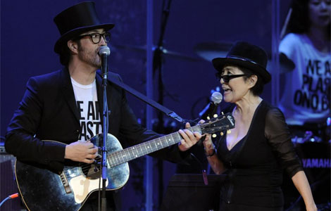 Yoko Ono actuando con hijo Sean Lennon. I AP