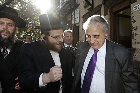 Carl Paladino (d) en una visita con judíos ortodoxos. | AP