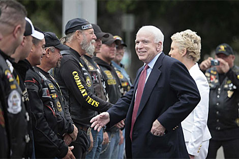 El senador por Arizona, John McCain, saluda a veteranos de guerra. | Efe