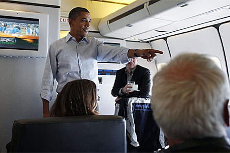 Obama el lunes a bordo del avión presidencial. | Reuters
