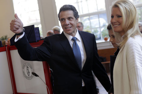 Cuomo junto a su novia y su hija en el colegio electoral. I AP