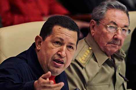 Hugo Chávez y Raúl Castro (dcha.) en el Palacio de Convenciones de La Habana (Cuba) para recordar el Décimo Aniversario del Convenio Integral de Cooperación Cuba-Venezuela. | Reuters