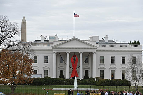 Imagen de la Casa Blanca con el lazo rojo en motivo del Día Mundial del Sida. | AFP