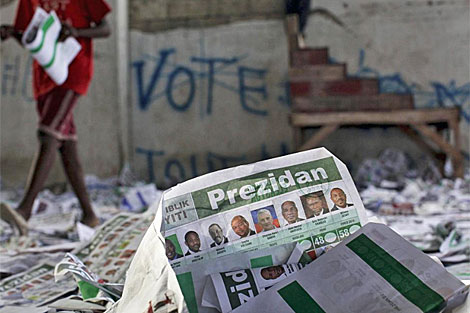 Papeletas cubren el suelo de un centro de  votación tras las protestas por fraude