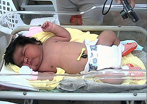 La pequeña Gisela, nacida en un hospital brasileño. | TV Amazonas
