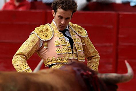 El torero Álvaro Samper, lidia con su segundo toro de la tarde en la feria de Quito. I Efe