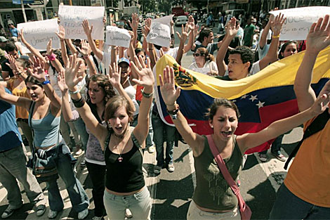 Los estudiantes salieron a la calle el lunes a protestar por la ley. | Efe